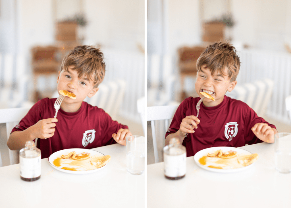 Junge im roten Hemd, das Apple-Ring-Pfannkuchen isst