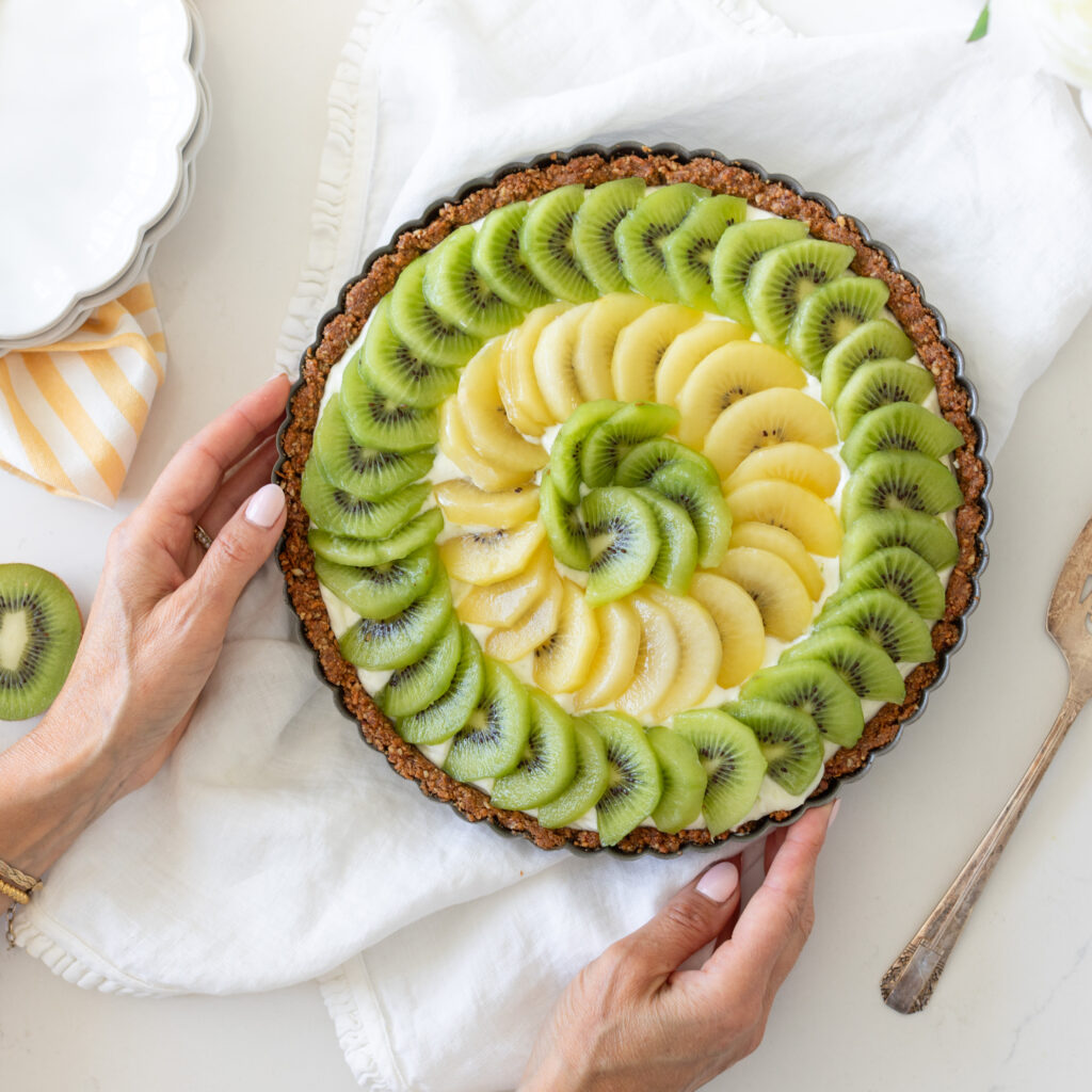 Kiwi Yogurt Tart by Tori Wesszer from Fraiche Nutrition. So beautiful and healthy, great as a dessert or even for breakfast!