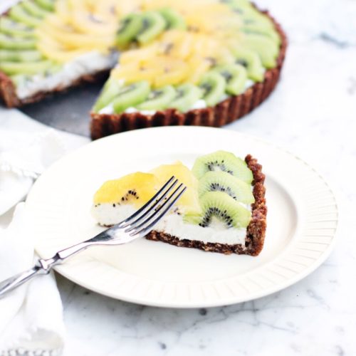 Double Kiwi Yogurt Tart by Tori Wesszer from Fraiche Nutrition. So beautiful and healthy, great as a dessert or even for breakfast!