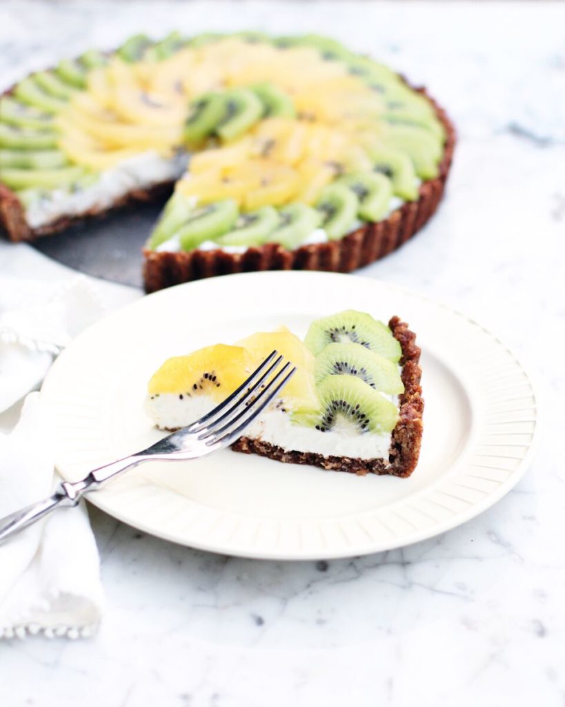 Double Kiwi Yogurt Tart by Tori Wesszer from Fraiche Nutrition. So beautiful and healthy, great as a dessert or even for breakfast!