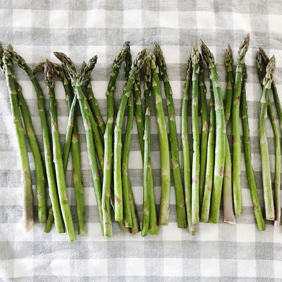 The health benefits of asparagus, how to store it and how to prepare it along with tips on how to easily trim it to remove the lignin. Asparagus in a Blanket using filo pastry and fresh asparagus, the perfect spring appetizer that can be made vegan!