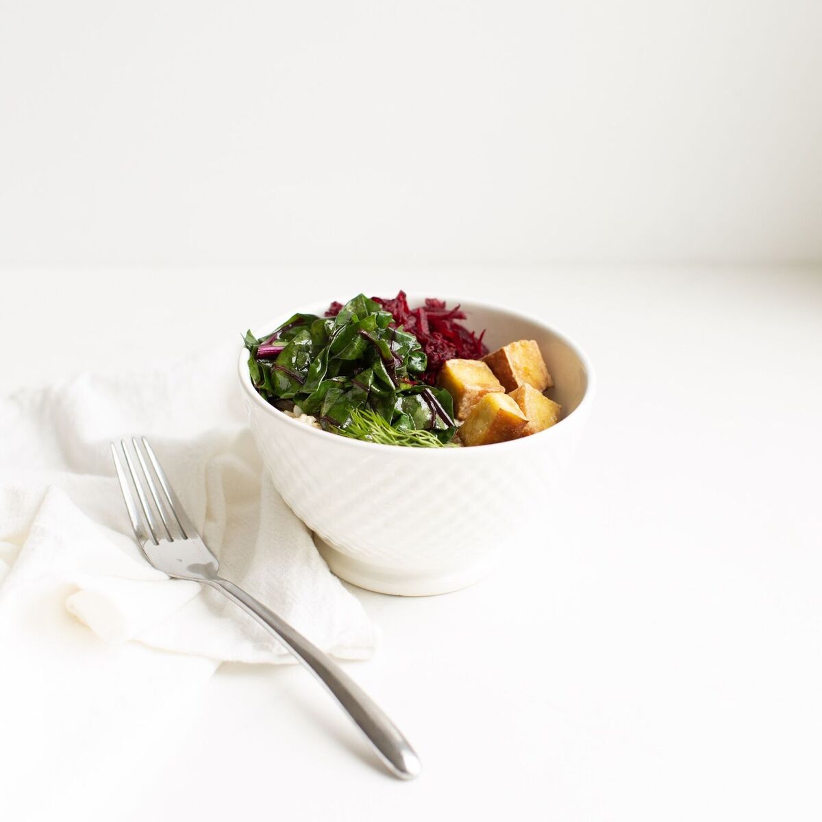 Baba Bowl: a healthy spin on Ukrainian cooking that harnesses all the flavours of Ukrainian cooking in a healthy vegan and gluten free beet and tofu rice bowl.
