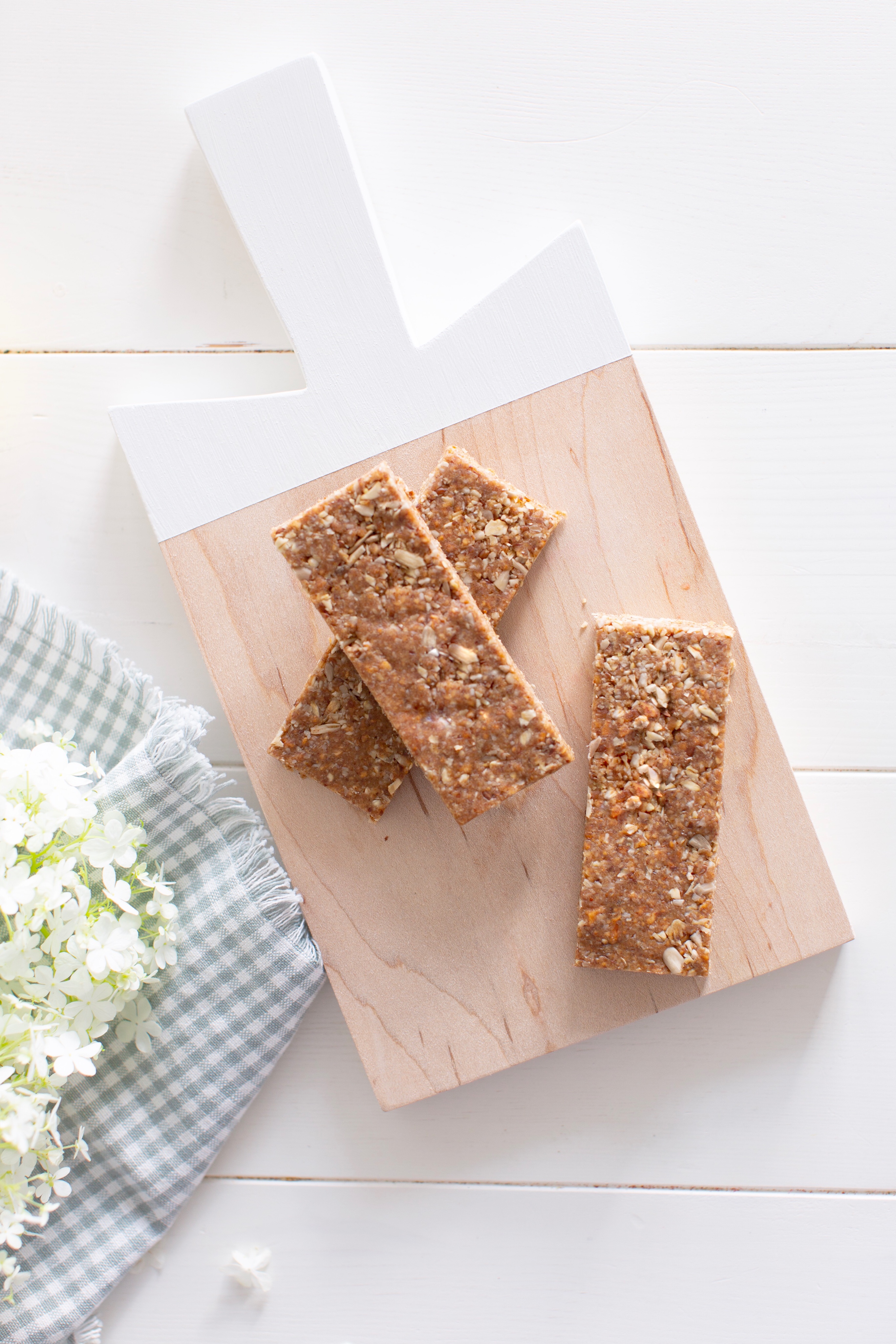 Apple Oat Bars that are nut free, no bake, gluten free and taste amazing! Made out of wholesome foods including dried apples, oats and sunflower seeds, they are perfect for school lunches!