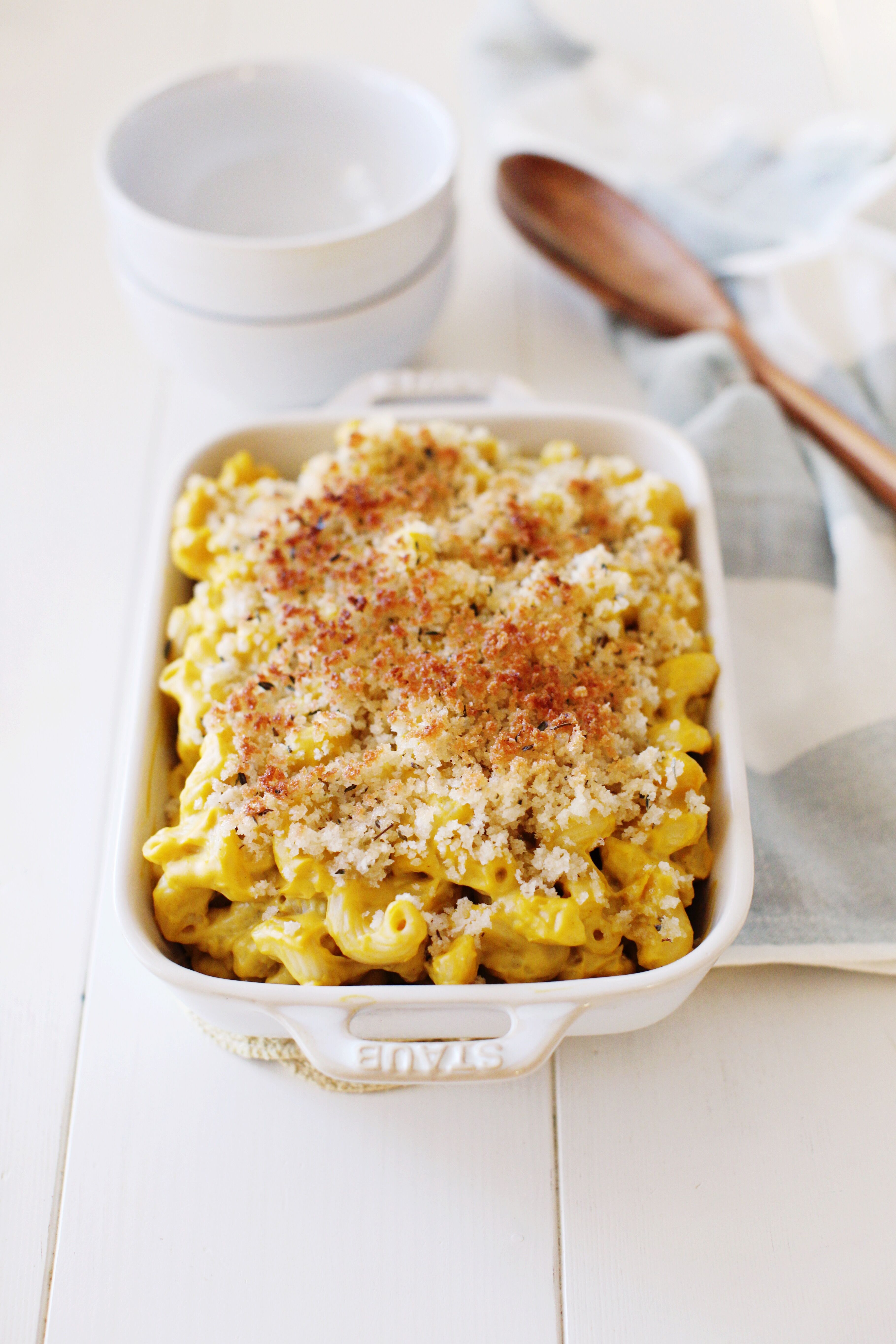 Vegan Mac n' cheese made with butternut squash, caramelized onions and cashews that is totally to die for - designed by a dietitian and so much more nutritious than regular Mac n cheese!