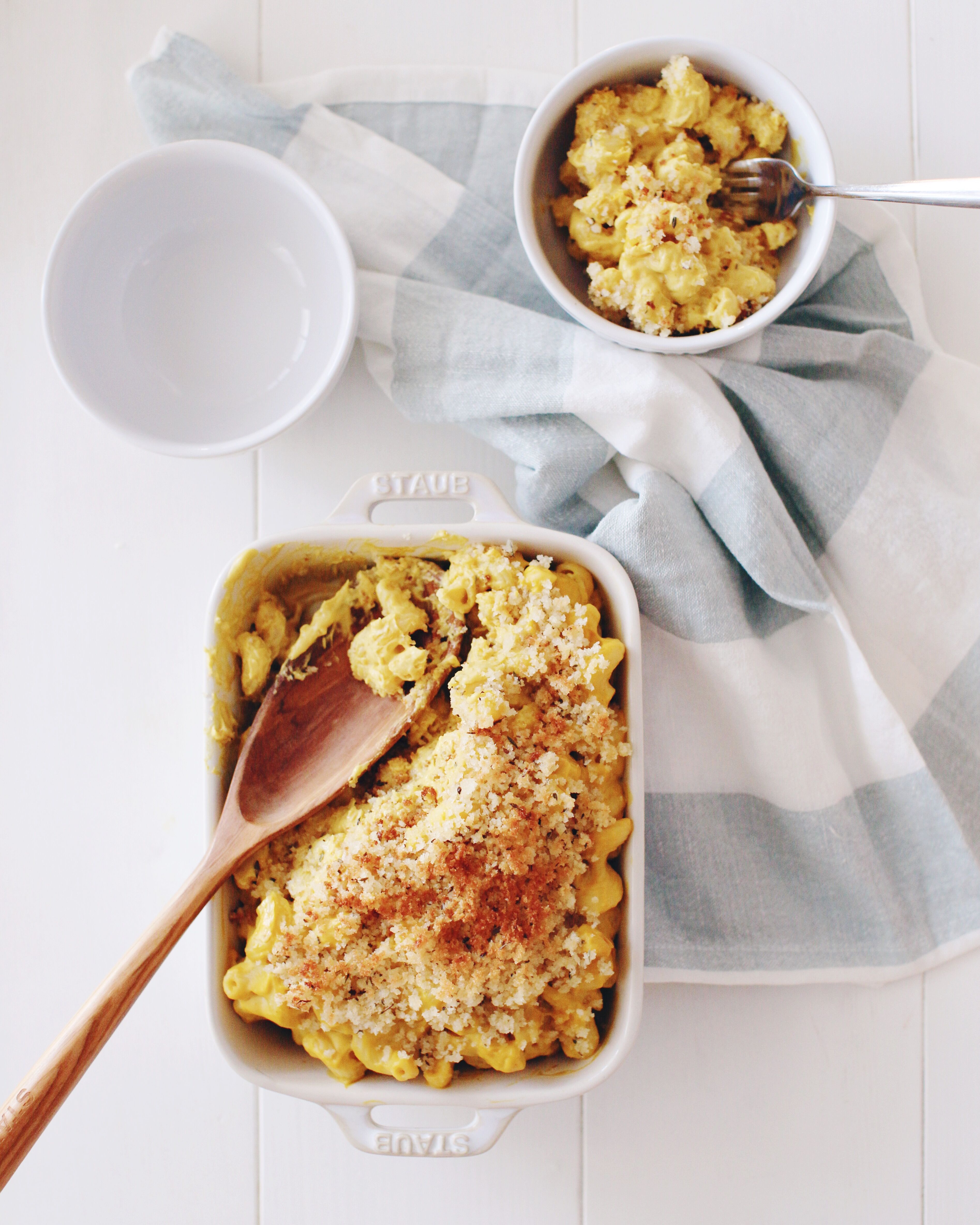 Vegan Mac n' cheese made with butternut squash, caramelized onions and cashews that is totally to die for - designed by a dietitian and so much more nutritious than regular Mac n cheese!