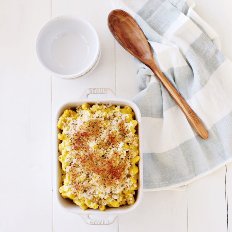 Vegan Mac n' cheese made with butternut squash, caramelized onions and cashews that is totally to die for - designed by a dietitian and so much more nutritious than regular Mac n cheese!