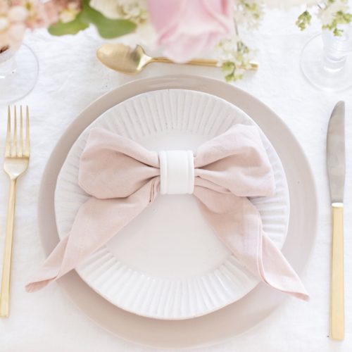 Mother's Day brunch table and menu with a complete entertaining guide !