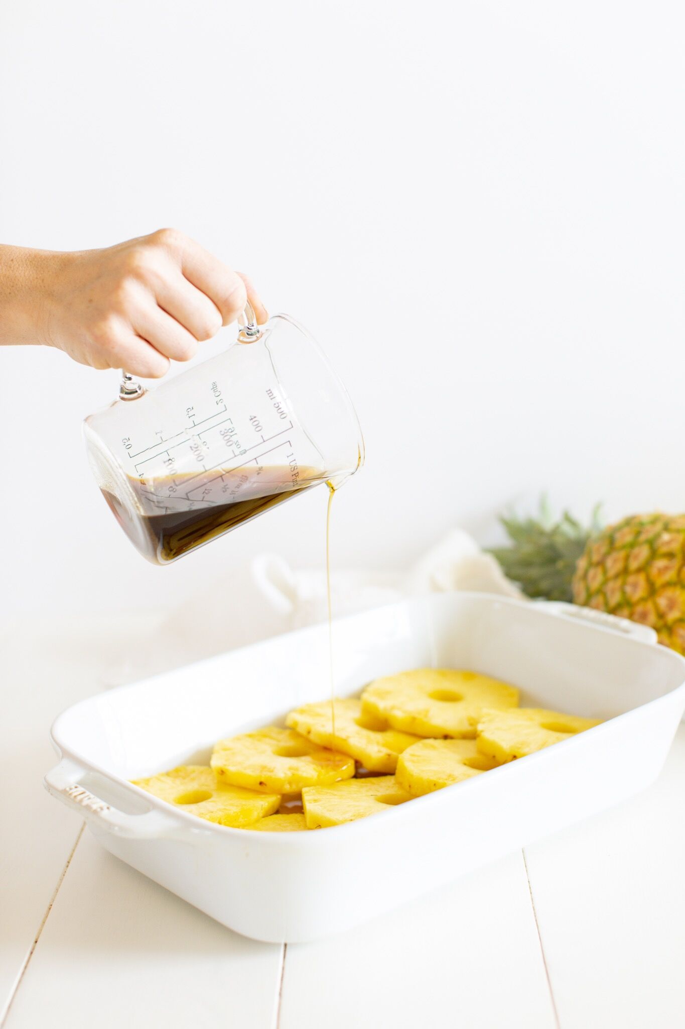 Rum over geweekte gegrilde ananas gieten