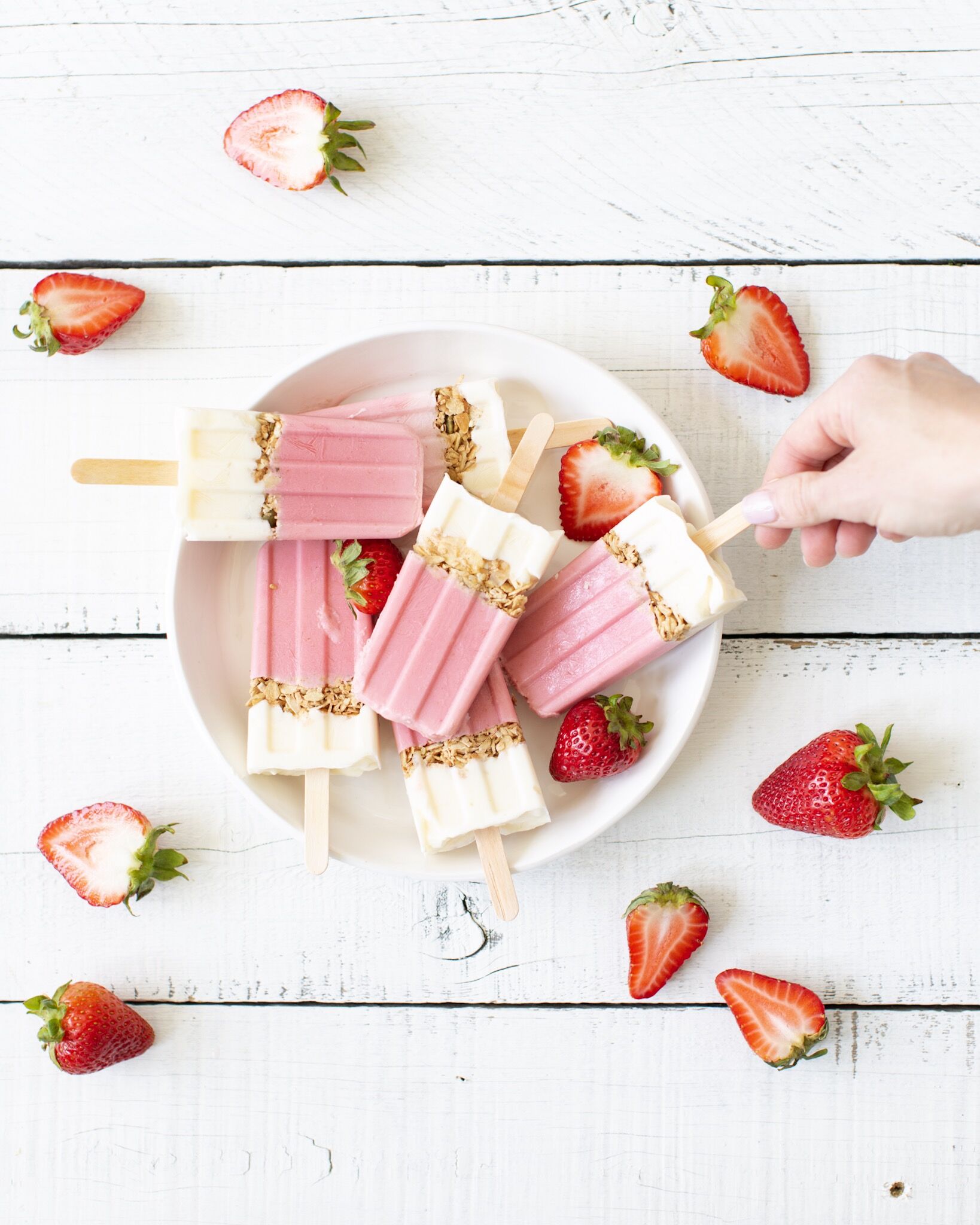 Strawberry Breakfast Popsicles - such a healthy fun way to eat breakfast that the kids will LOVE!