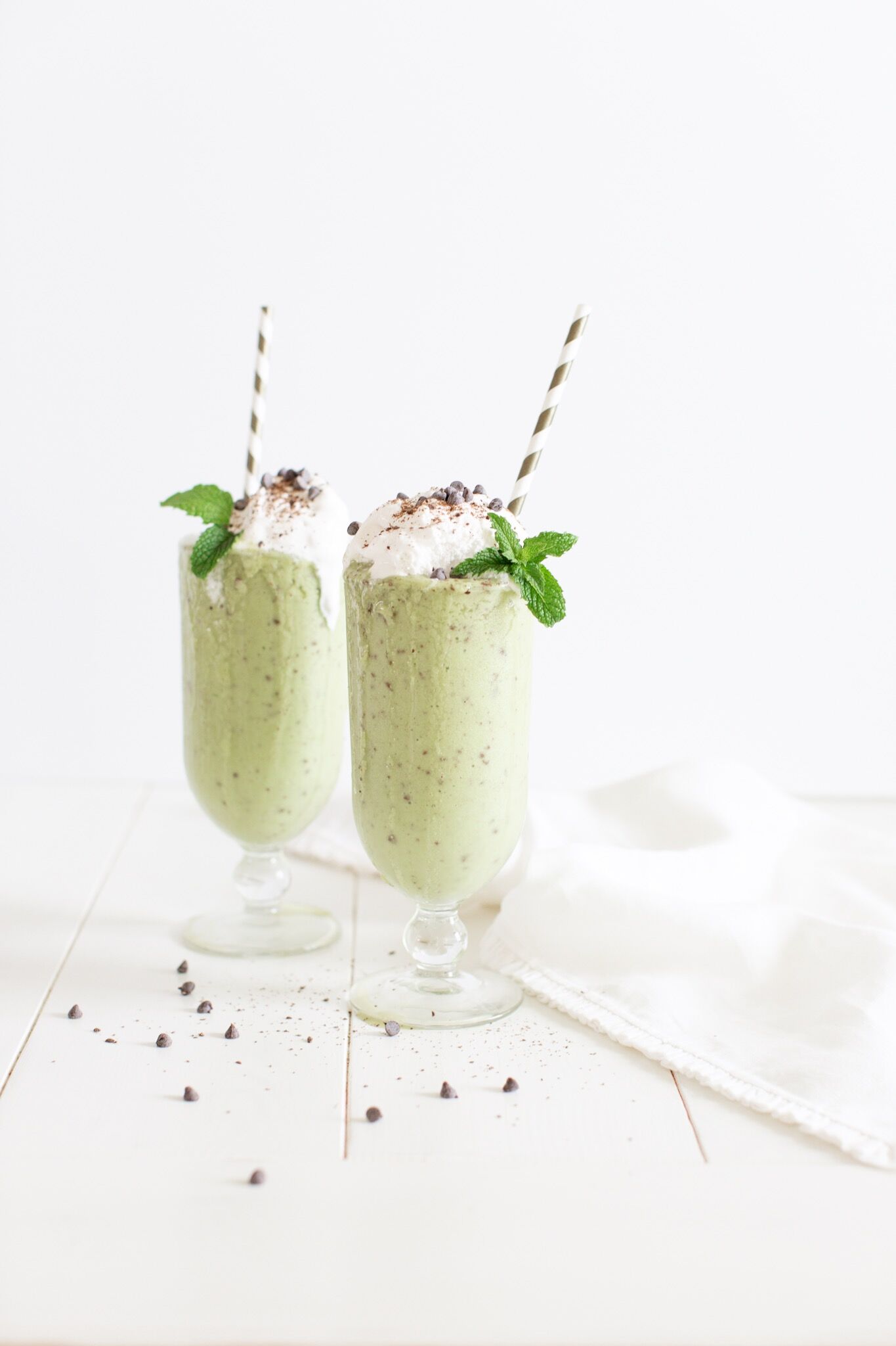 Healthy Dairy Free Mint Chocolate Chip Smoothie