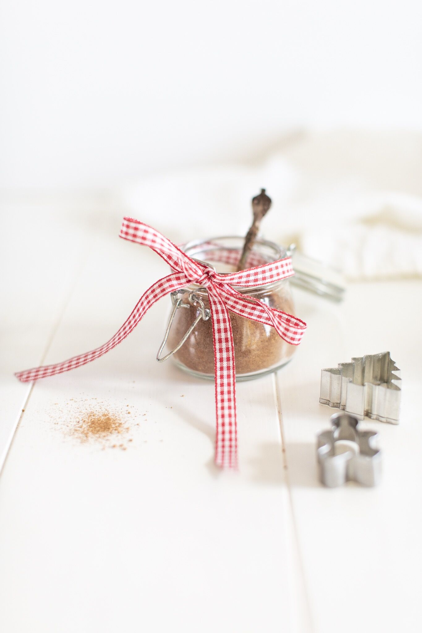 DIY Gingerbread Spice- what a sweet little zero-waste hostess gift!