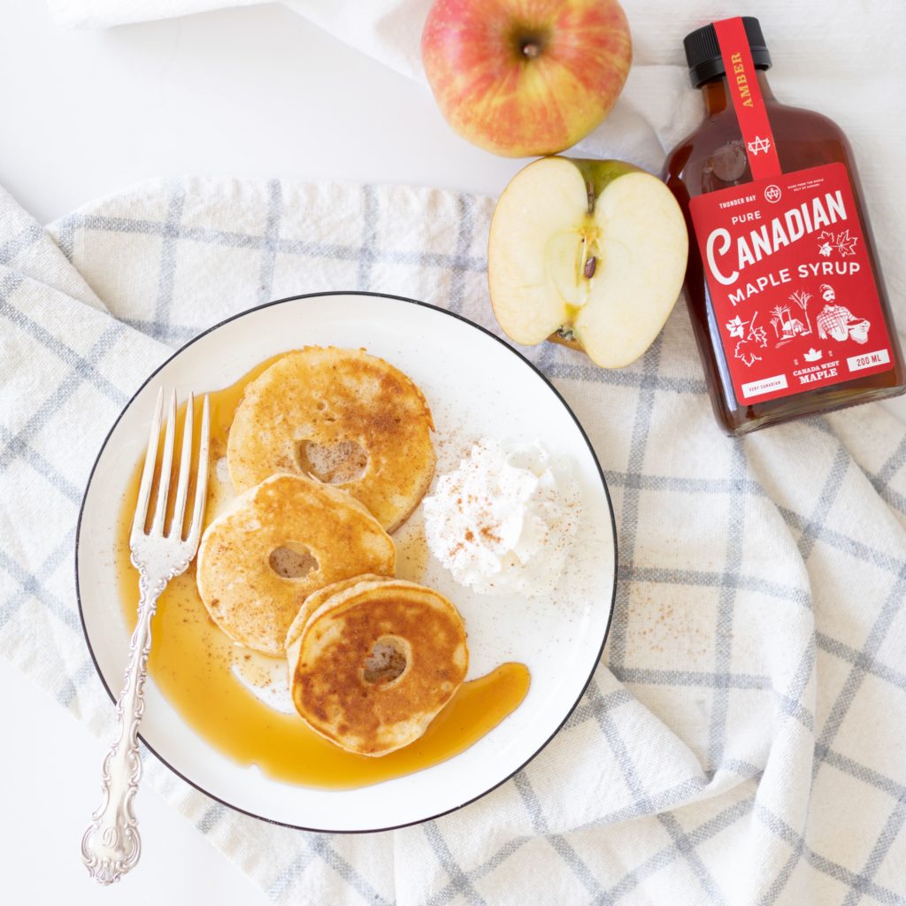 Apple Ring Pancakes, die nach Apfelkrapfen schmecken!