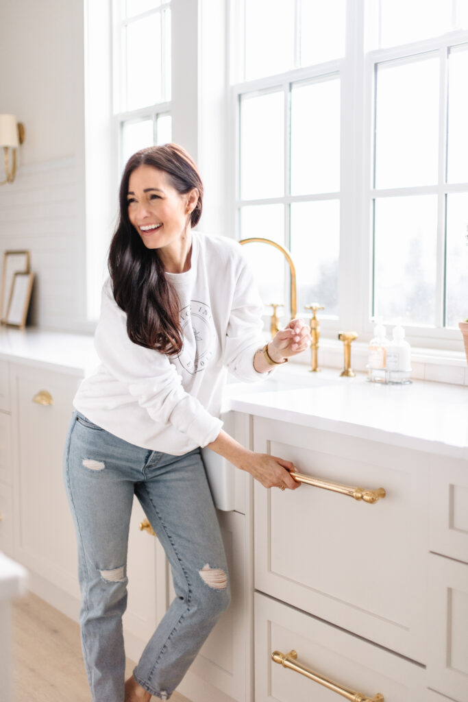 Brass hardware is such a versatile and elegant hardware choice, that stands the test of time. In this guide, I'll walk you through how to choose the perfect brass hardware for yourself!