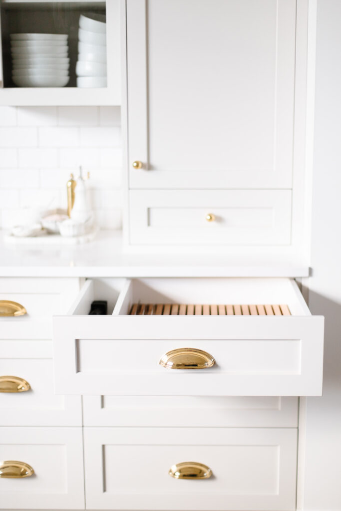 Brass hardware is such a versatile and elegant hardware choice, that stands the test of time. In this guide, I'll walk you through how to choose the perfect brass hardware for yourself!