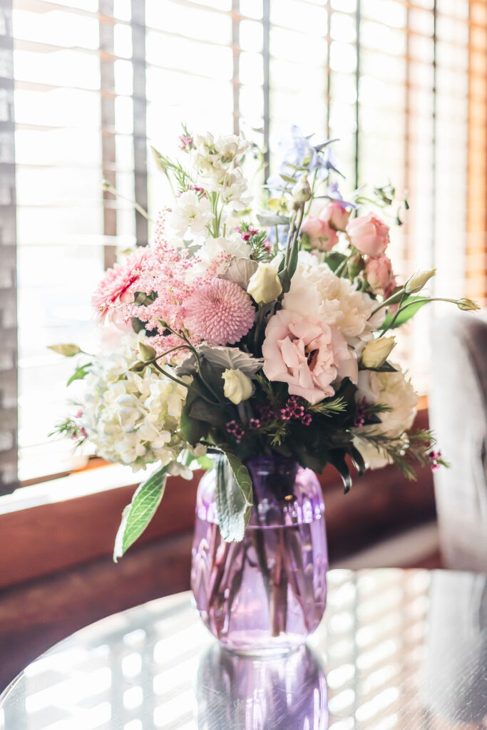 Vase of fresh flowers in the cabin for the Jasper bachelorette weekend
